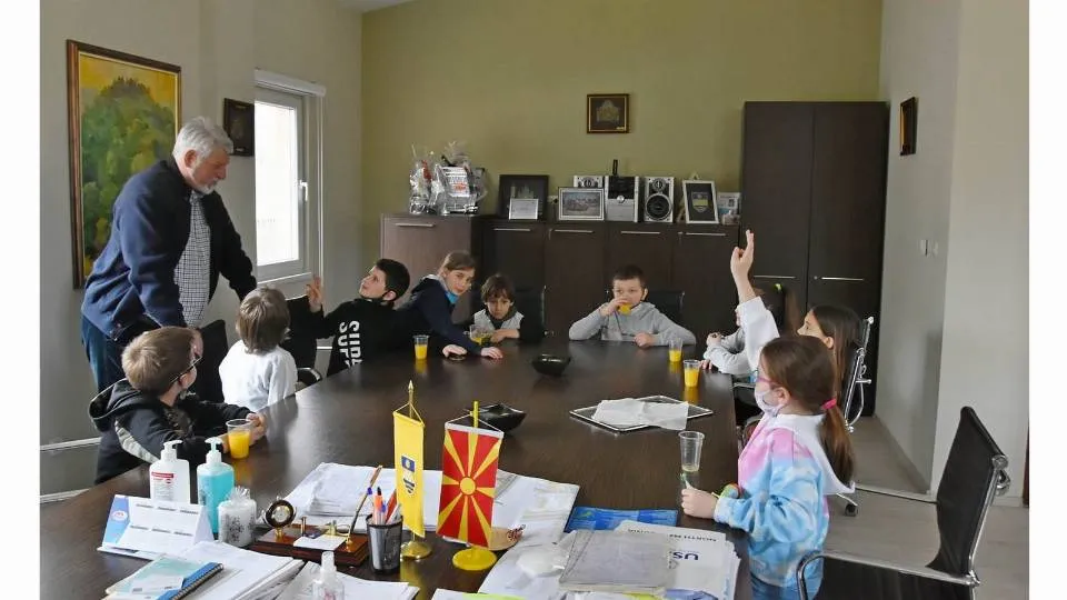 На час по општество