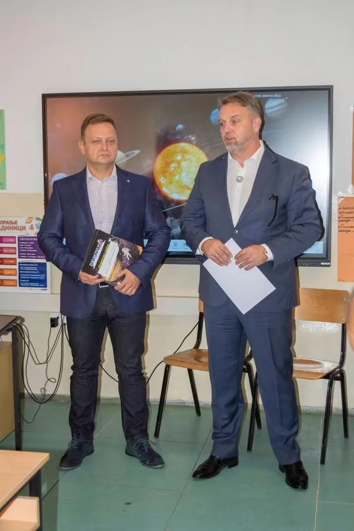 Директорот на АЦВ им ја врачи наградата на учениците од ООУ „Лазо Трповски“