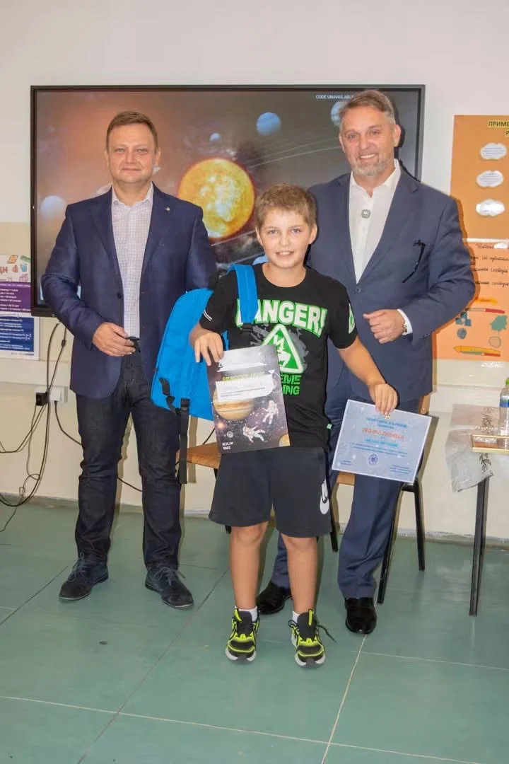 Директорот на АЦВ им ја врачи наградата на учениците од ООУ „Лазо Трповски“