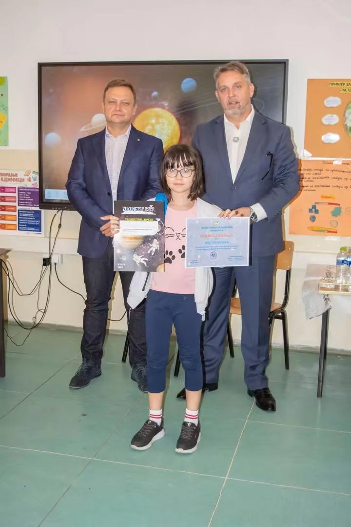 Директорот на АЦВ им ја врачи наградата на учениците од ООУ „Лазо Трповски“