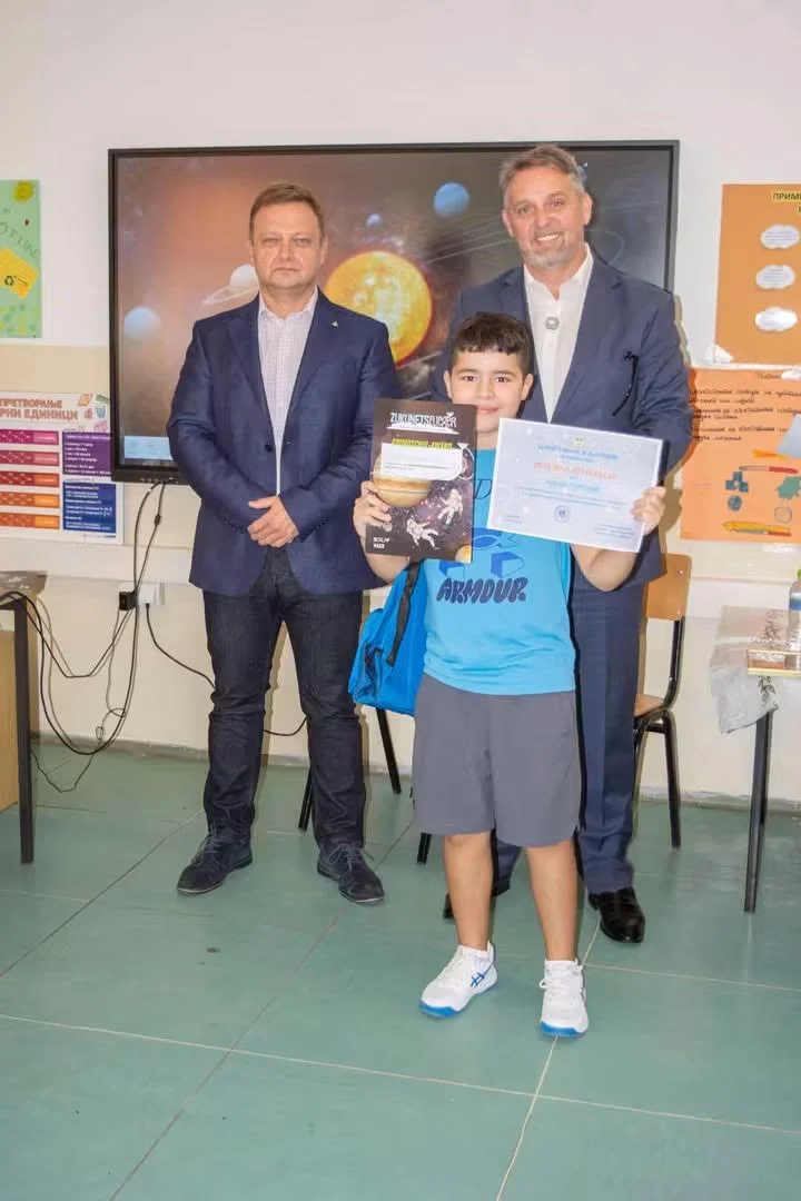 Директорот на АЦВ им ја врачи наградата на учениците од ООУ „Лазо Трповски“