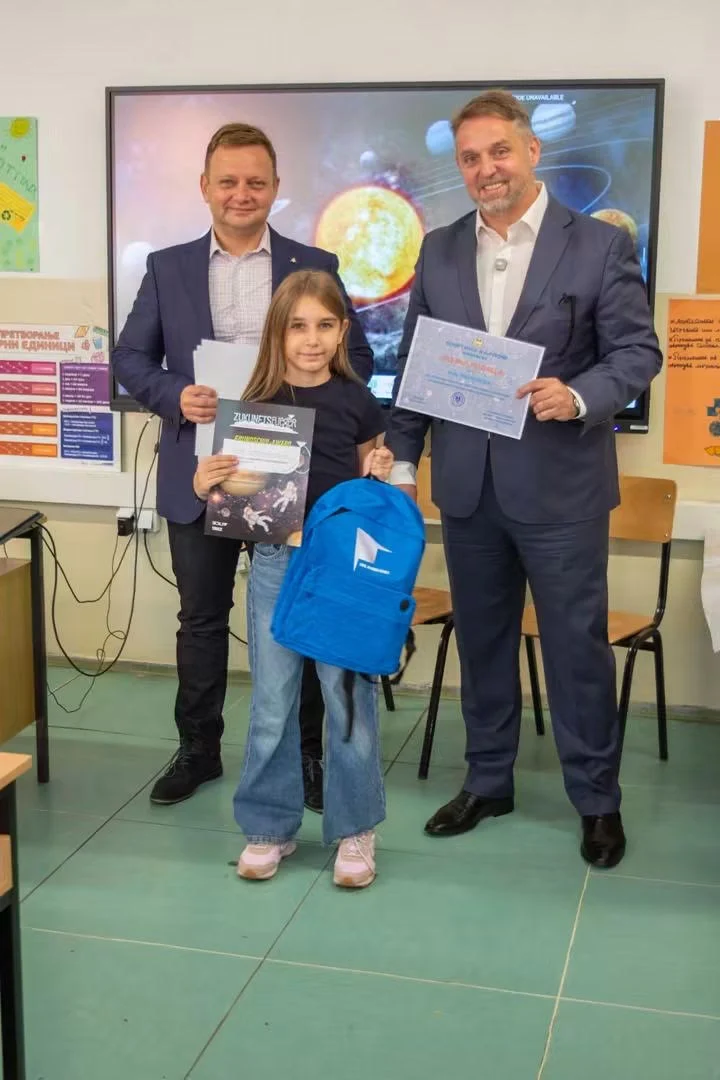 Директорот на АЦВ им ја врачи наградата на учениците од ООУ „Лазо Трповски“