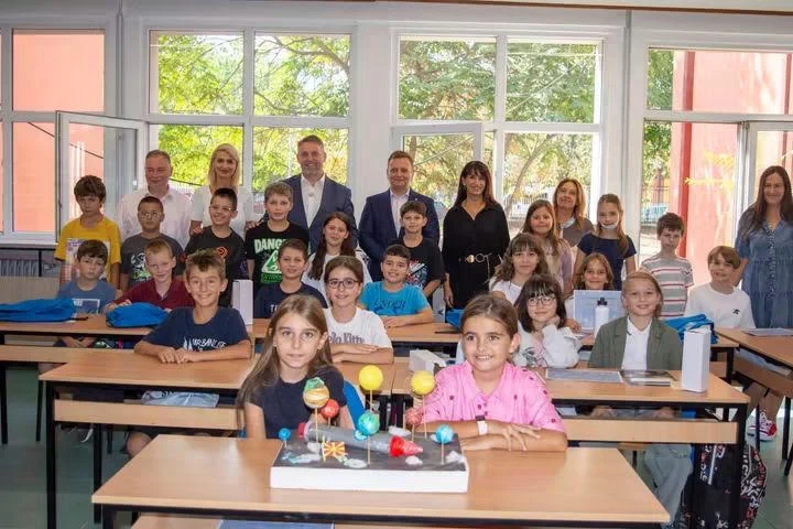 Директорот на АЦВ им ја врачи наградата на учениците од ООУ „Лазо Трповски“