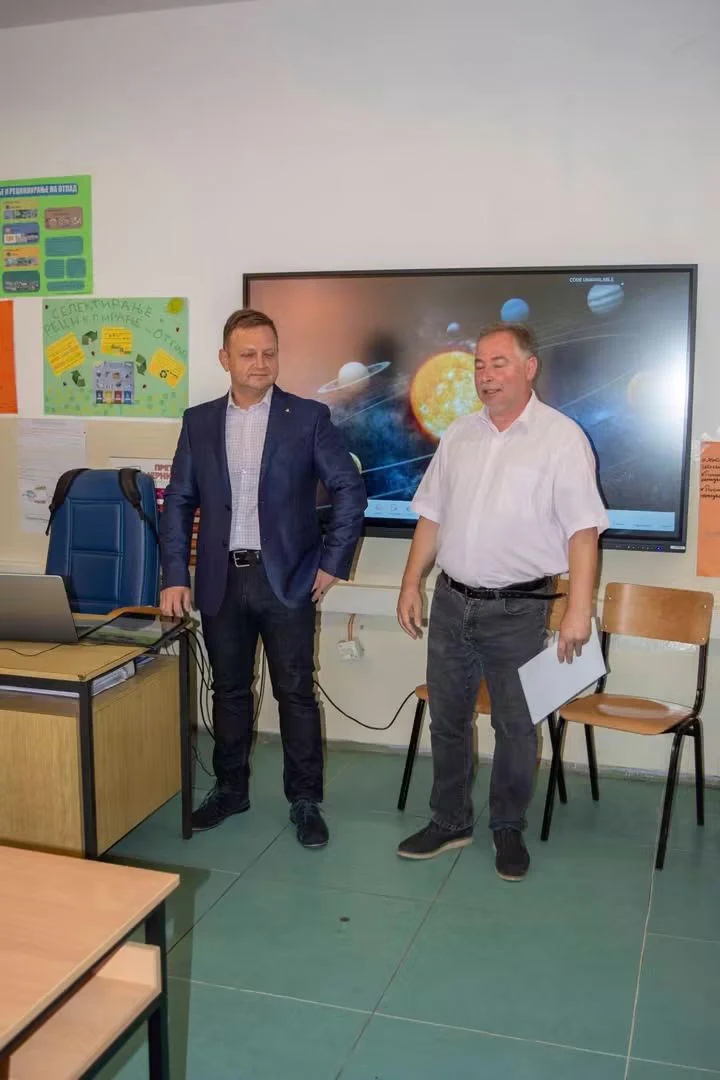 Директорот на АЦВ им ја врачи наградата на учениците од ООУ „Лазо Трповски“